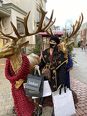 Jeannette Graf beim Christmas Shopping im Ingolstadt Village (©Foto: Privat)
